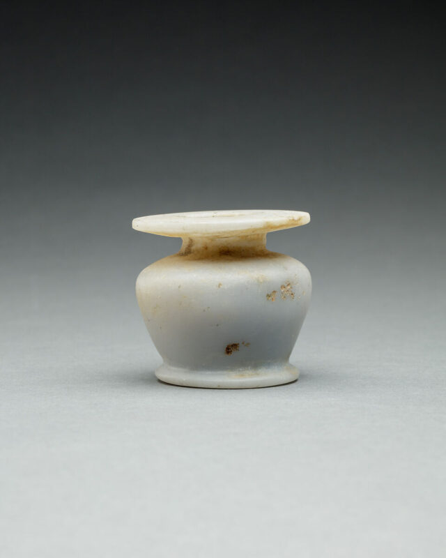古代エジプトの硬石膏製化粧容器。広い口縁と丸い胴を持つ小さな器