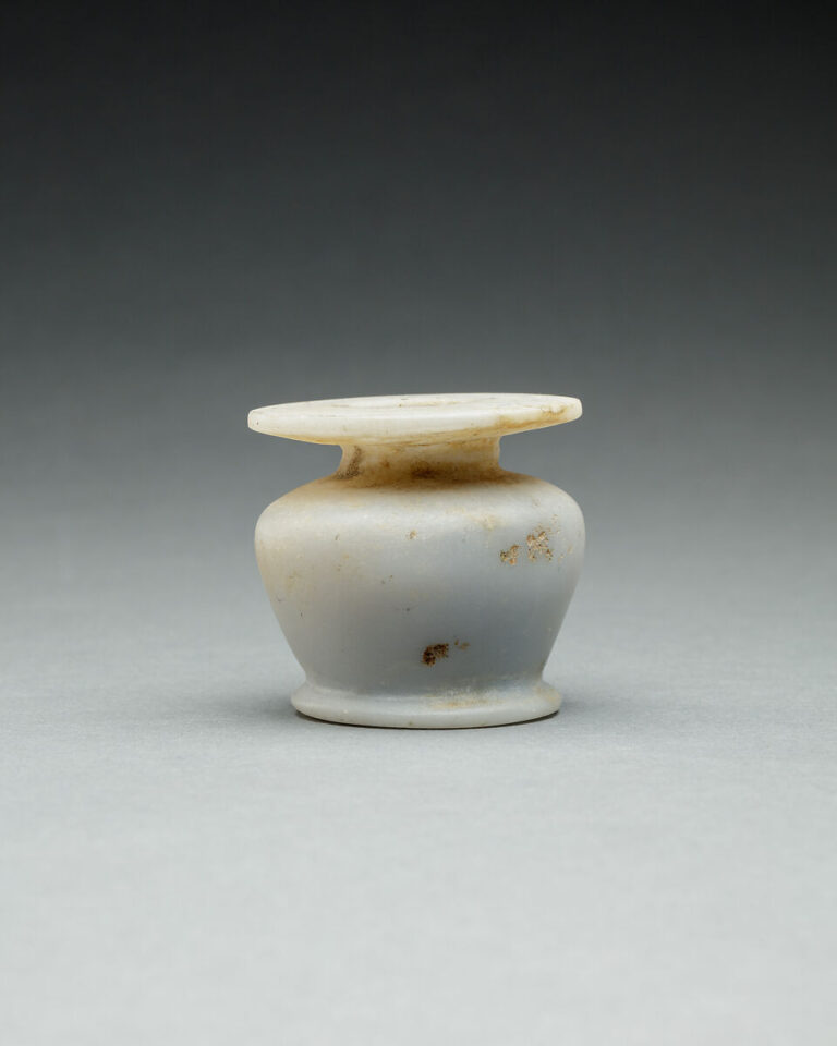 古代エジプトの硬石膏製化粧容器。広い口縁と丸い胴を持つ小さな器