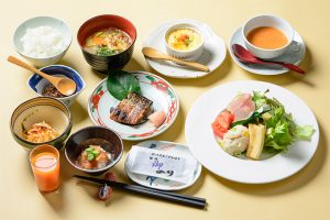 サラダや汁物、焼き魚など、色とりどりの料理を並べた食卓