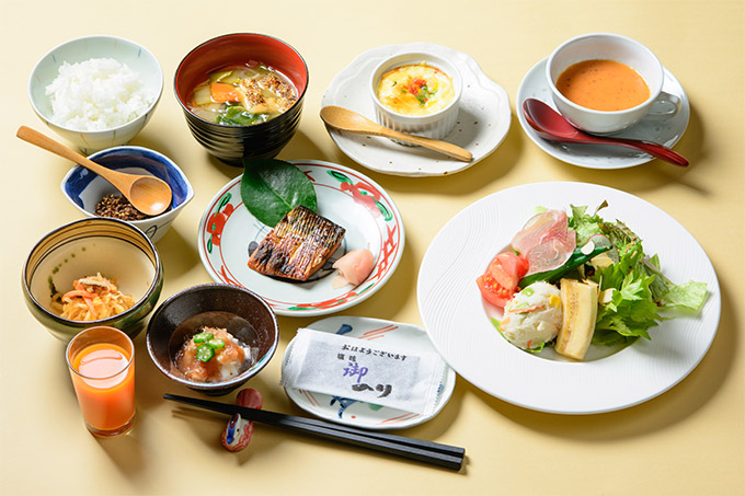 サラダや汁物、焼き魚など、色とりどりの料理を並べた食卓