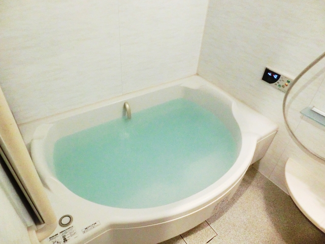 湯を張った浴槽とすっきりした浴室