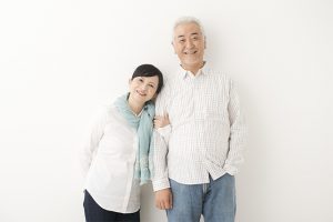 穏やかな表情で寄り添うシニアの夫婦