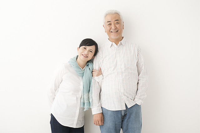 穏やかな表情で寄り添うシニアの夫婦