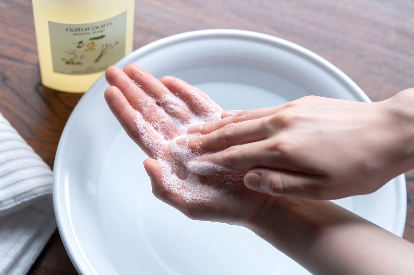 naturaumのソープを使って手のひらで泡立てる様子